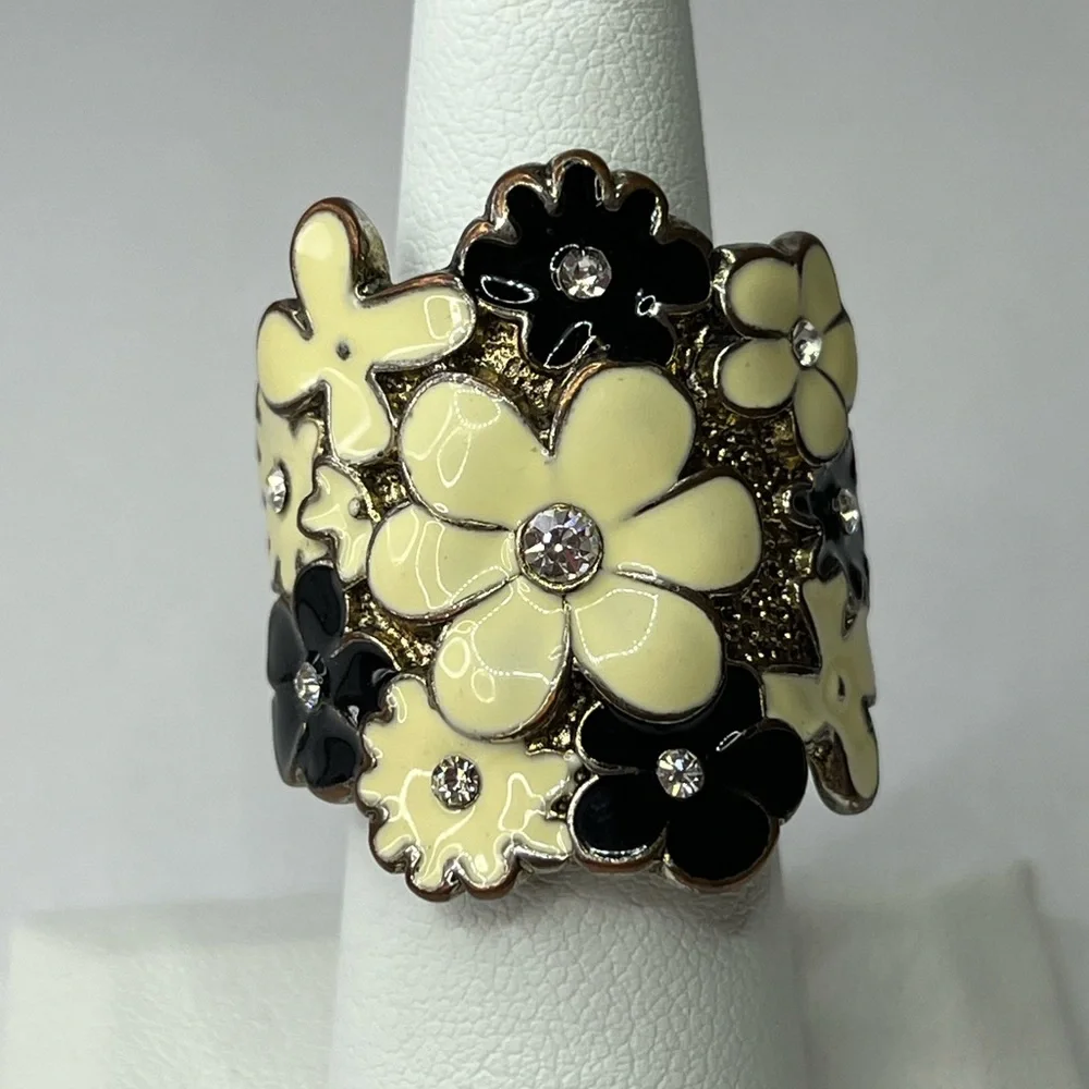 Unique - Black & White Enamel Daisy Flower and Rhinestone Ring